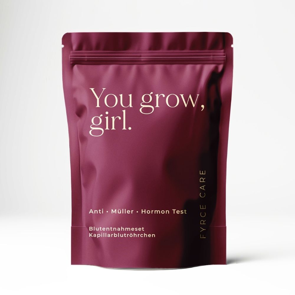 Bordeauxroter Fyrce Care AMH-Test-Beutel mit der Aufschrift "You grow, girl." vor weißem Hintergrund.