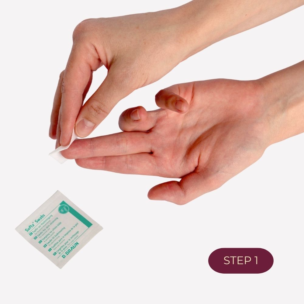 Schritt 1: Hand reinigt die Fingerkuppe mit einem Tupfer